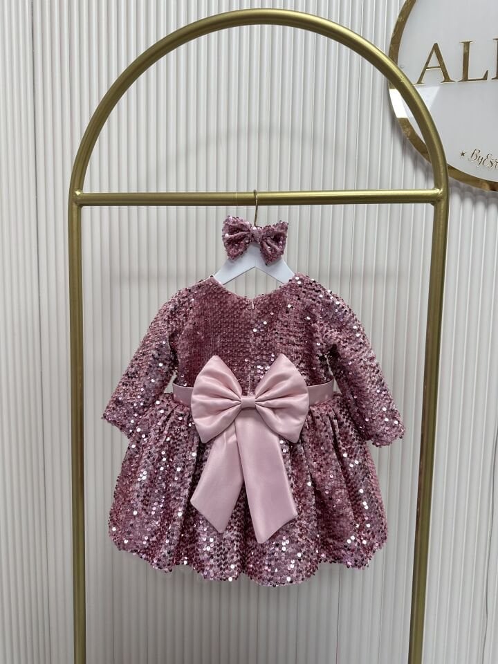 Pudra pembe kadife payetli elbise ve saç bandı