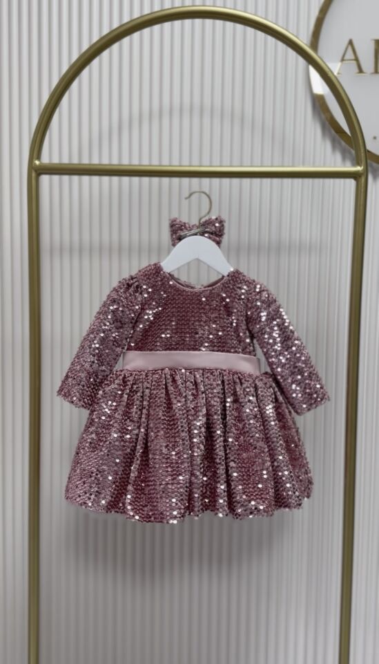 Pudra pembe kadife payetli elbise ve saç bandı